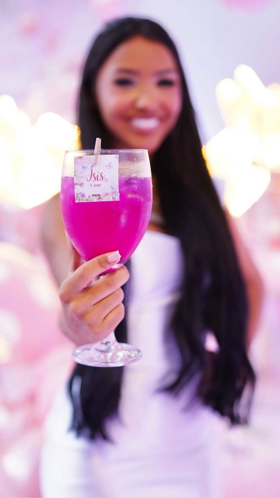 Noivos brindando com drinks autorais do Manhattan Bar em casamento